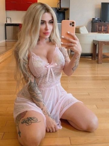 Лаура Игривая Брюнетка